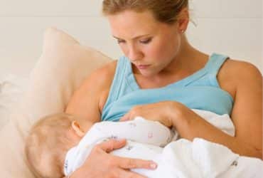 Milchstau - Mutter stillt ihr Kind