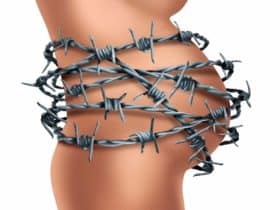 Geburtsschmerzen - Schwangerenbauch mit Stacheldraht umwickelt