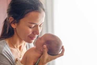 Wochenfluss - Mutter mit Neugeborenen