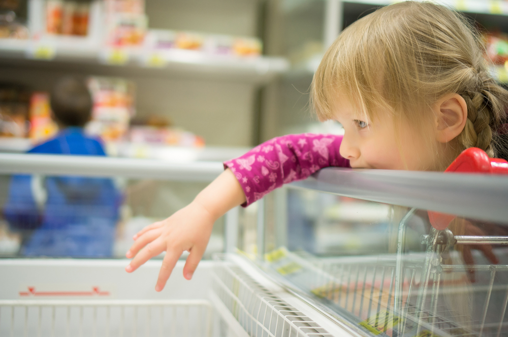 Erziehung ohne Nein - Kind greif beim Einkaufen in die Eistruhe