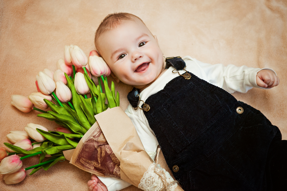 Muttertag - meine liebste Mama - Baby mit Blumen im Arm